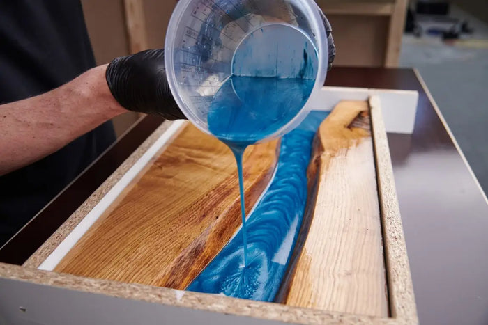 Epoxidharz Tisch selber machen - So baust du deinen eigenen Rivertable